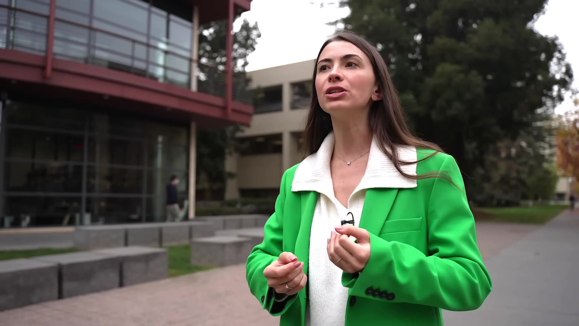 女性讲解留学规划