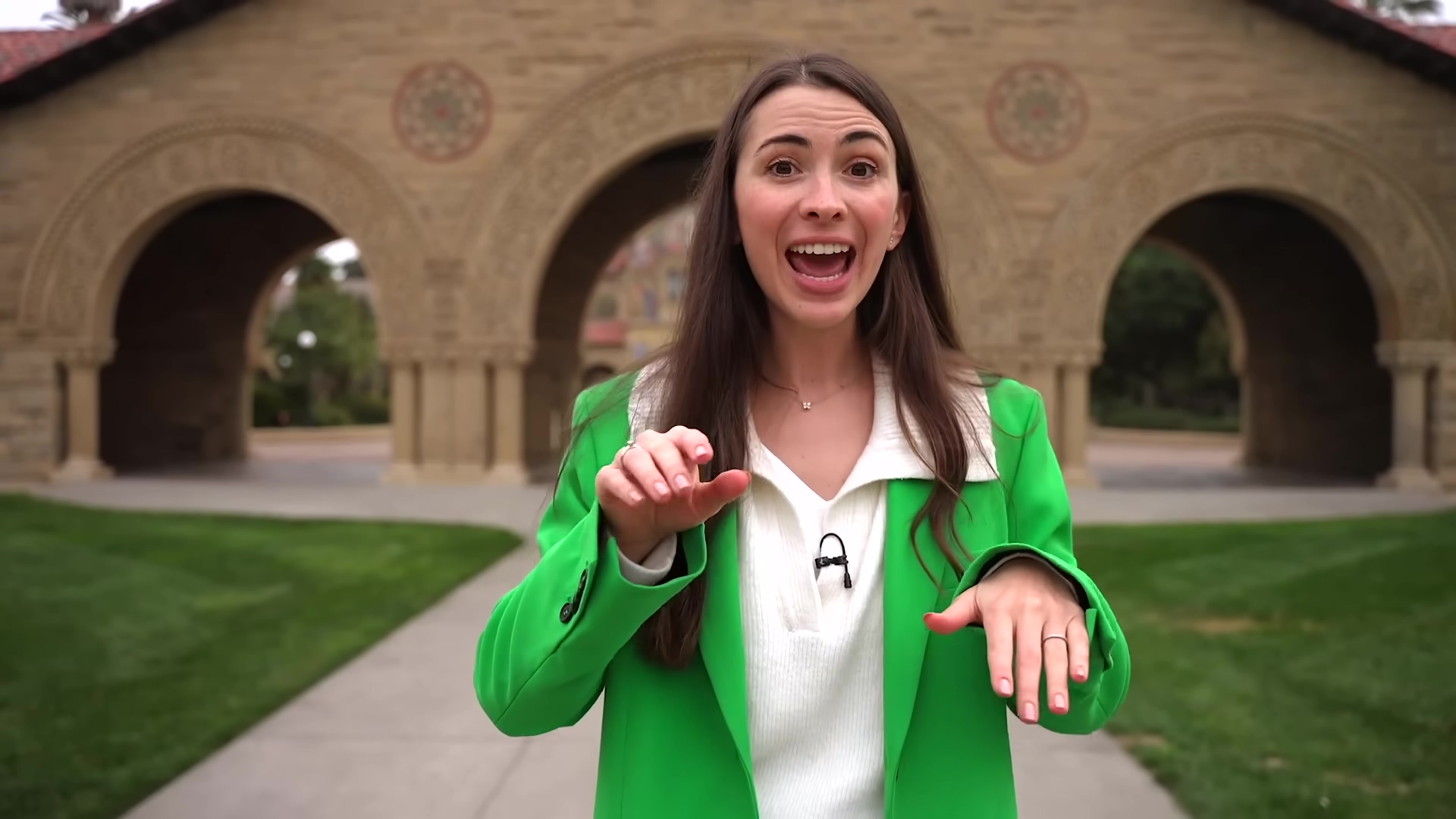 女性讲解美国教育体系