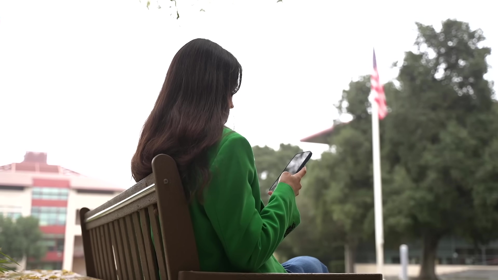 学生户外使用手机